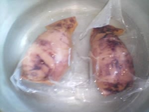 イカめしを煮込む。