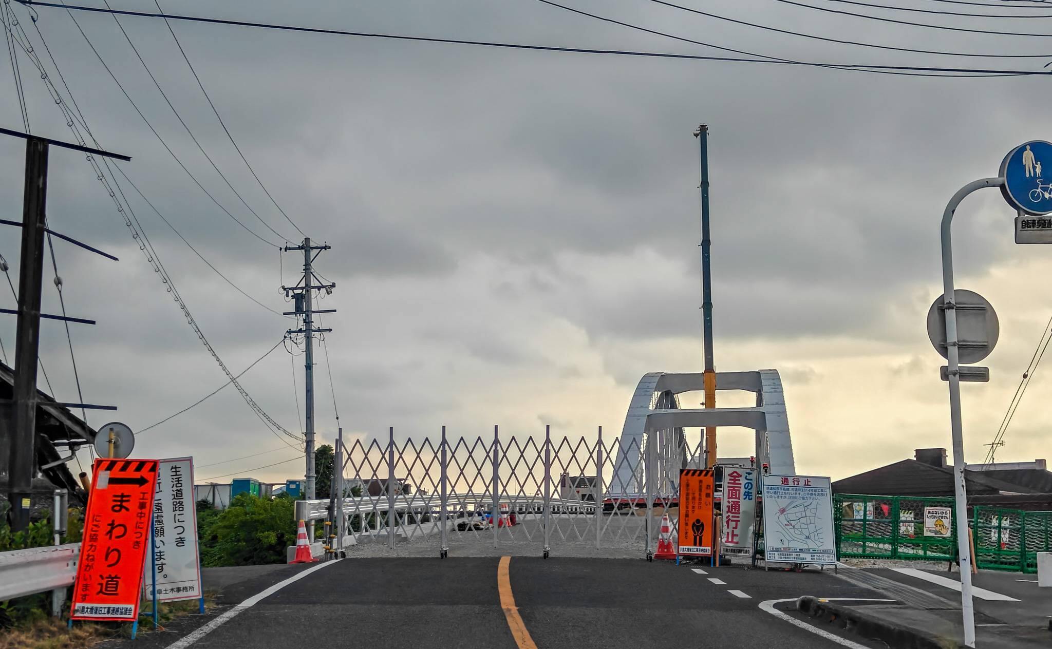 各務原市・川島大橋の大きなアーチが姿を現す　2026年度内復旧へ現地確認
