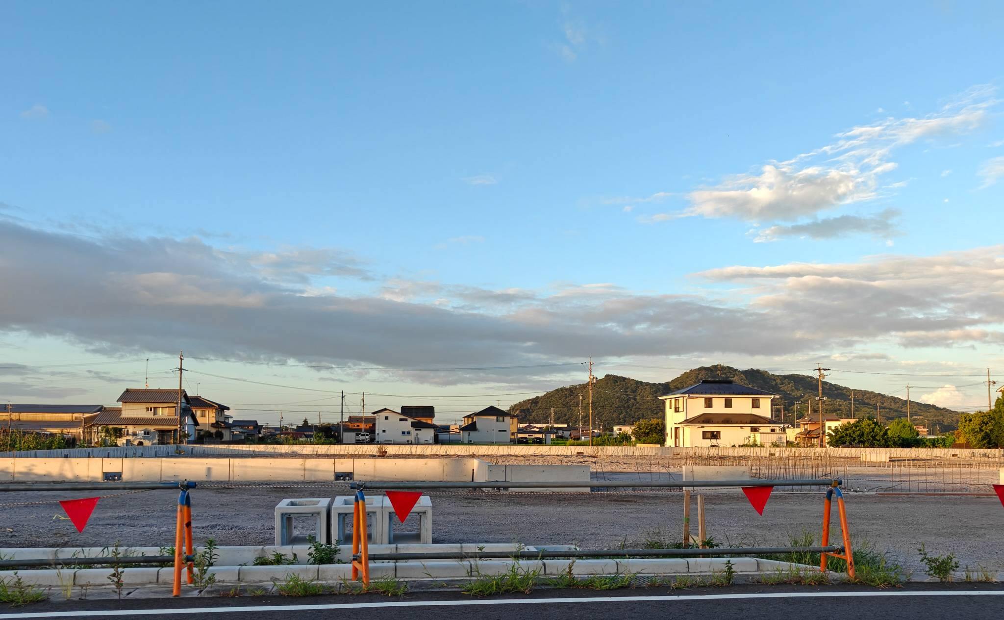 各務原市でクスリのアオキ鵜沼古市場店の工事進む　現地で基礎と新たな標識を確認