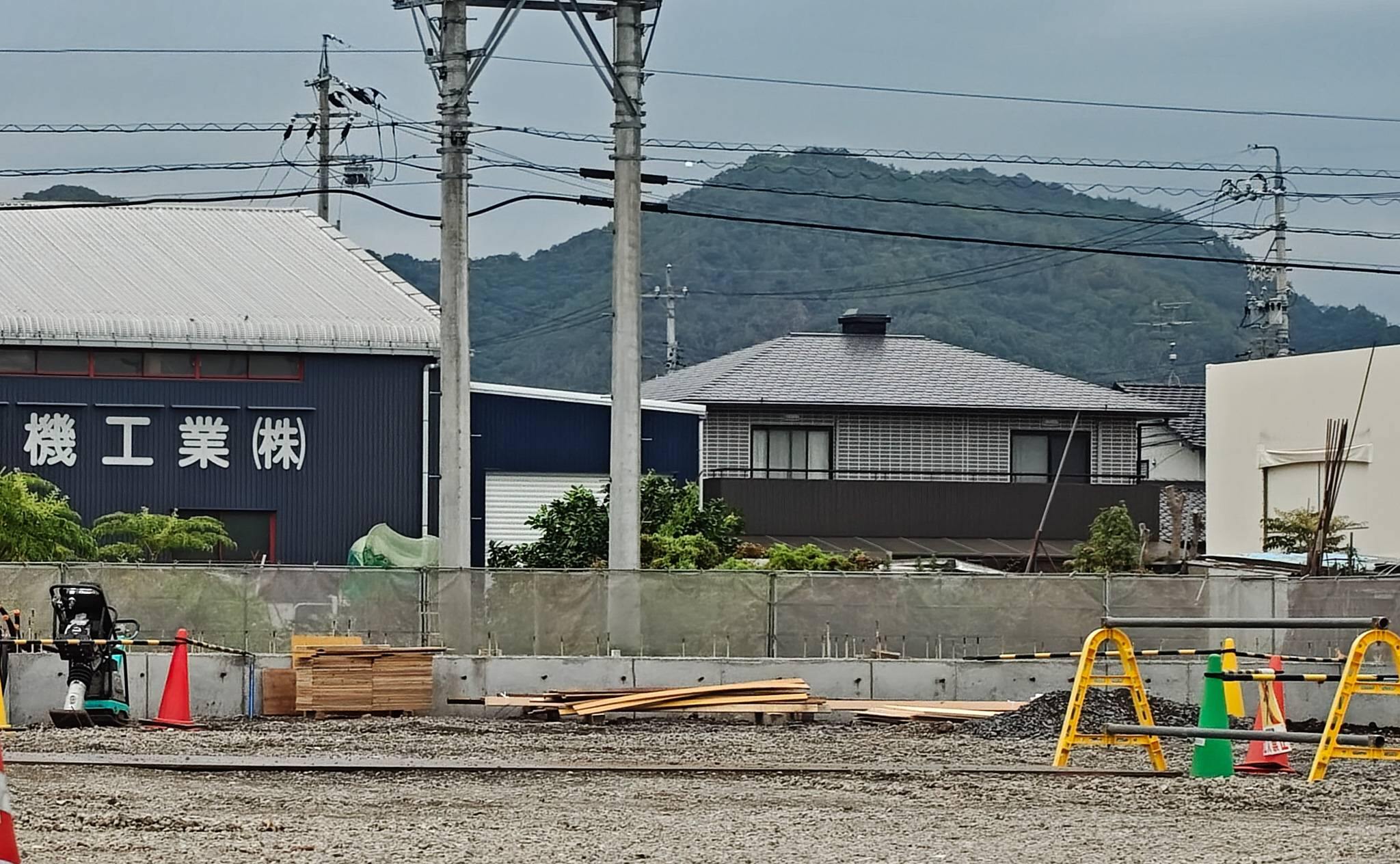 マクドナルド各務原いちょう通り店の工事進む　現地で「躯体・外構工事」を確認